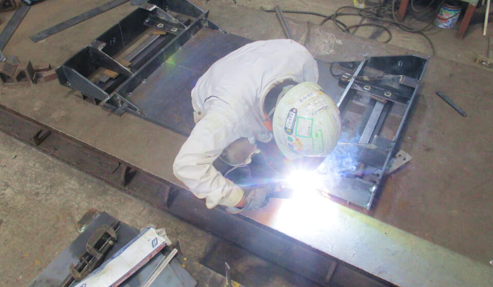 作業員が溶接作業をしている様子